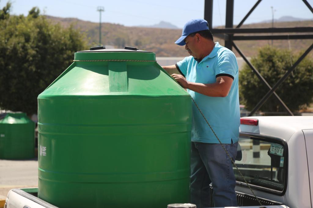 ESTADO ENTREGA TINACOS A FAMILIAS DE LA ZONA METROPOLITANA