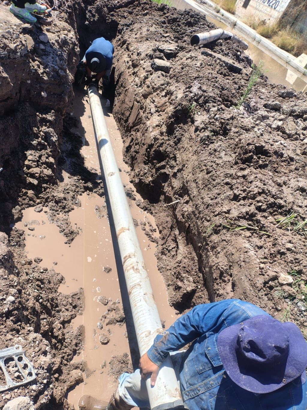 INTERAPAS repara fuga de agua potable en el Eje 118