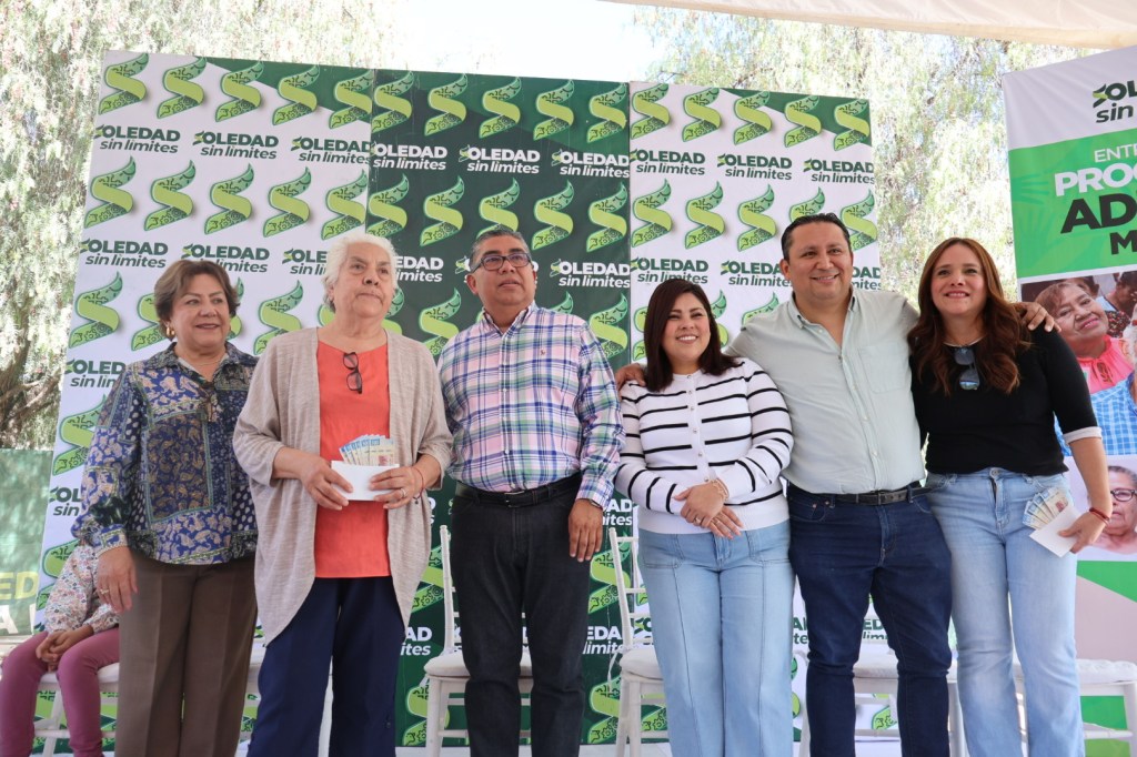 NAVARRO MUÑIZ CUMPLE A ADULTOS MAYORES Y ENTREGA APOYO&nbsp;ECONÓMICO.