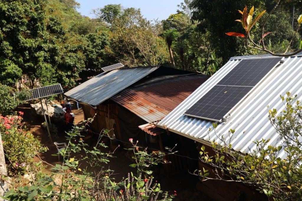 PANELES SOLARES TRANSFORMAN VIDA DE FAMILIAS EN LA SIERRA DE&nbsp;XILITLA