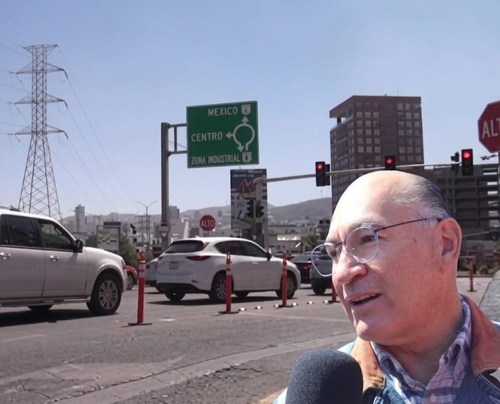 «Galindo descarta semáforos de comercios: van por puentes peatonales y banquetas en la glorieta salida a&nbsp;Guadalajara.»