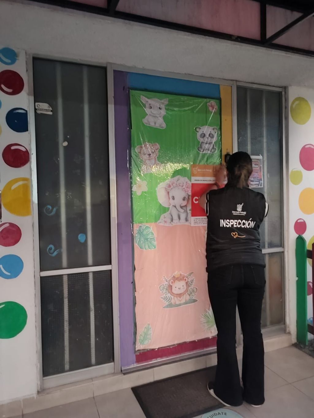 Comercio Municipal refuerza vigilancia en guarderías y clausura un establecimiento por uso de documentos falsificados