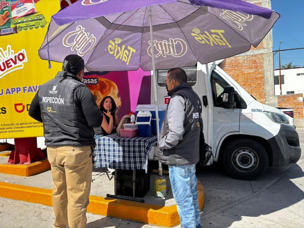 La Dirección de Comercio realiza operativo de retiro de ambulantaje en la Zona&nbsp;Poniente