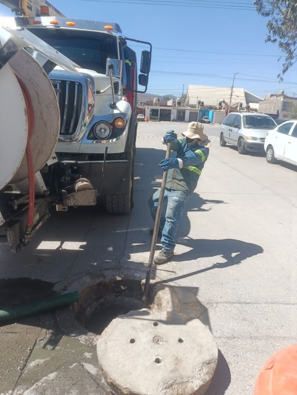 Interapas libera drenaje tapado por basura en Observatorio y Eje&nbsp;104