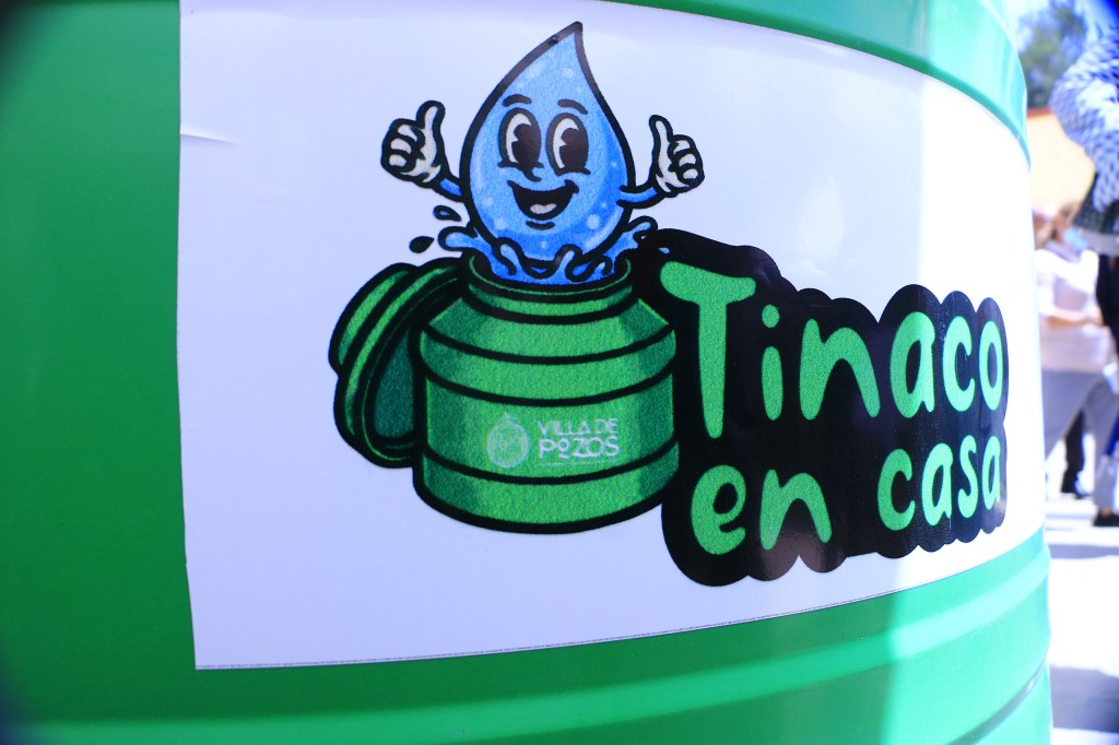 MÁS APOYO A HOGARES DE VILLA DE POZOS CON ENTREGA DE&nbsp;TINACOS