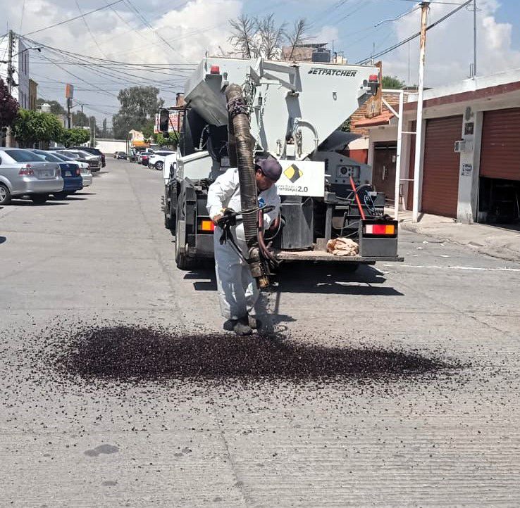 Rehabilitan vialidades en Tequisquiapan, Lomas y La Forestal con bacheo emergente