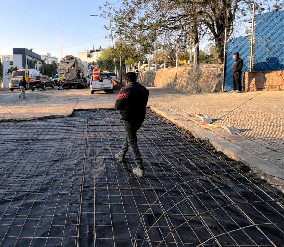 Trabajos nocturnos y diurnos avanzan en Lomas 1ª Sección con retiro de pavimento y nueva losa&nbsp;hidráulica.