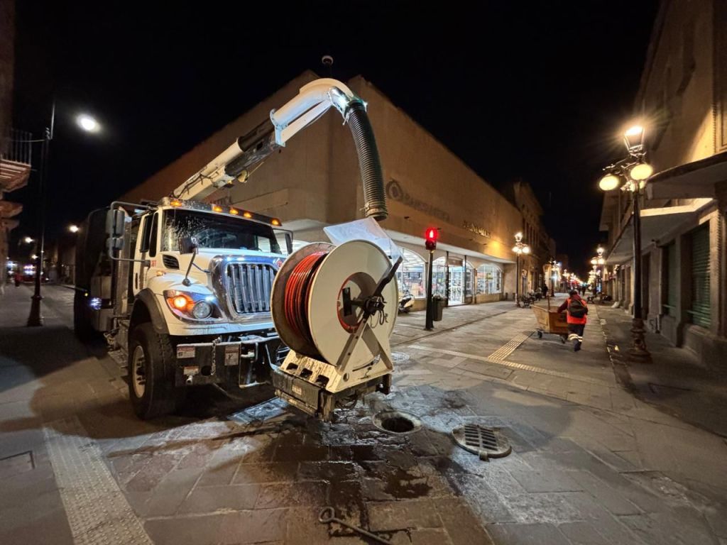 Interapas da continuidad a limpieza de drenajes en el Centro&nbsp;Histórico