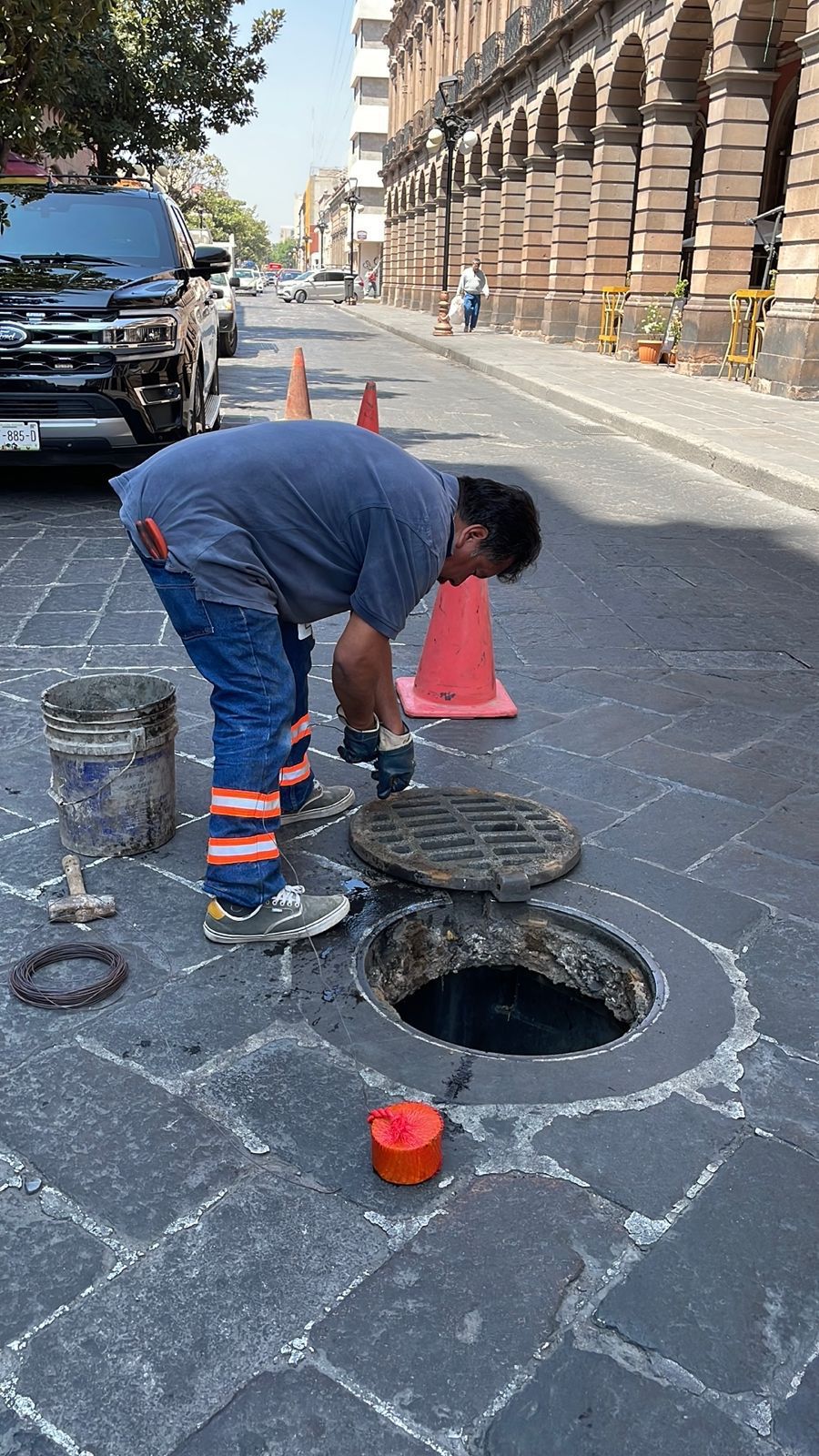 Interapas instala dispositivos en drenaje para eliminar malos olores en el Centro Histórico