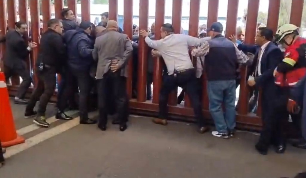 Jubilados de PEMEX, CFE y LyFC irrumpen en la Cámara de Diputados; rechazan tope a pensiones