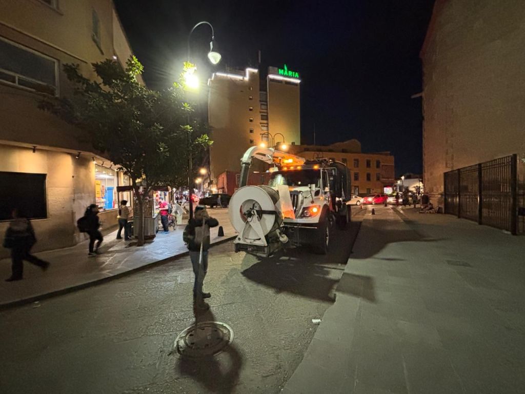 Interapas limpia más de 5 mil metros de drenaje y retira toneladas de basura en el Centro por Semana&nbsp;Santa