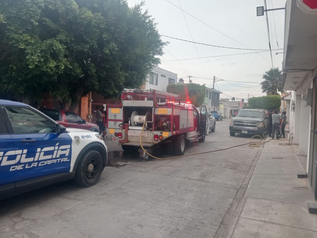 Oficiales de Guardia Municipal y Bomberos controlan incendio de vivienda en la colonia&nbsp;Popular
