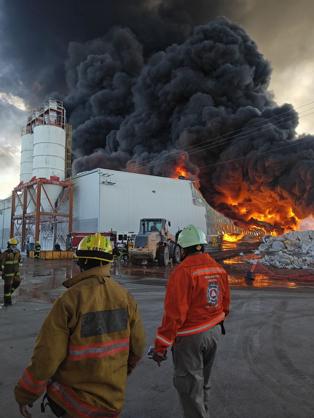 Corporaciones de emergencia atienden incendio en la Zona&nbsp;Industrial
