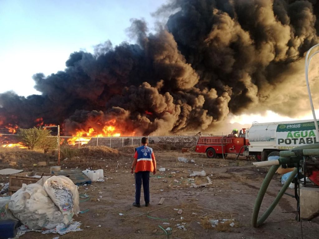 Protección Civil Municipal sigue colaborando en el combate al incendio en Eje 124