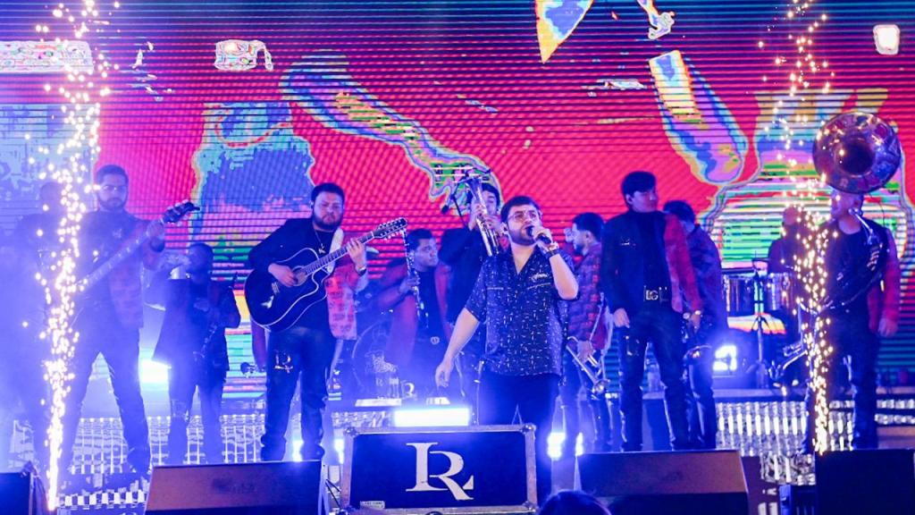 LUIS R CONRIQUEZ ESCRIBE ESPECTACULAR, PRENDIDA Y MULTITUDINARIA NOCHE EN LA FENAE