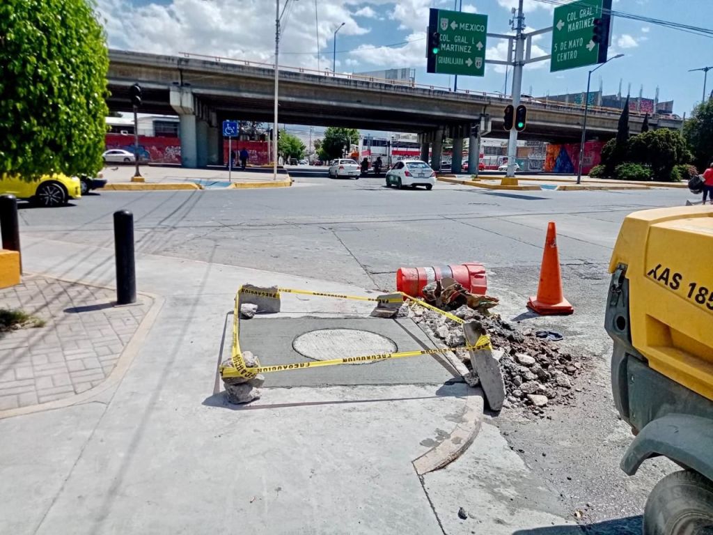 Gobierno de la Capital resuelve registro sin tapa en banqueta de 5 de Mayo y Salvador&nbsp;Nava