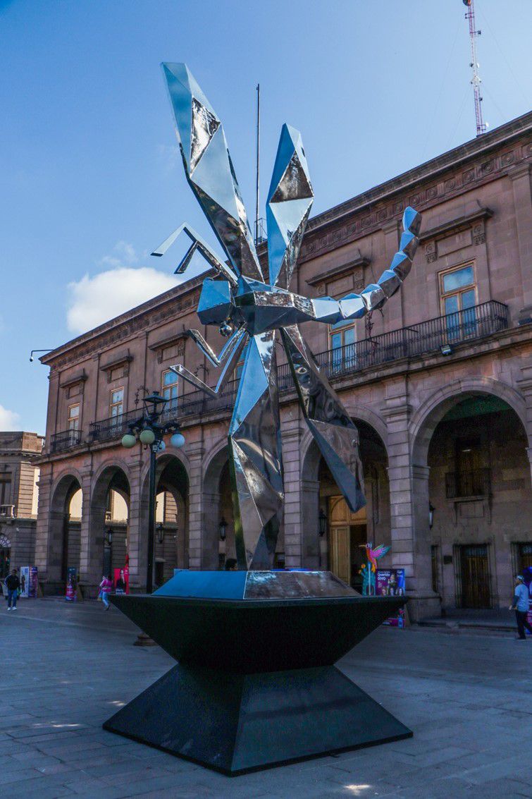 “MEMORIAS DE UN JARDÍN SOÑADO” DE FERNANDO ANDRIACCI CONTINÚA ABIERTA AL PÚBLICO EN PLAZA DE ARMAS Y PALACIO&nbsp;MUNICIPAL