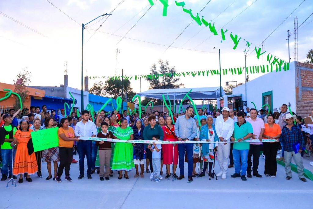 ISMAEL HERNÁNDEZ INAUGURA CALLES EN BLEDOS Y ENTREGA APOYOS ORTOPÉDICOS, JUNTO A IGNACIO SEGURA MORQUECHO, DIRIGENTE DEL&nbsp;PVEM