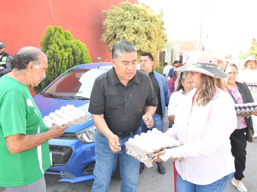 JUAN MANUEL NAVARRO RECORRE MÁS COLONIAS PARA ACERCAR APOYO ALIMENTARIO «CASA POR&nbsp;CASA»