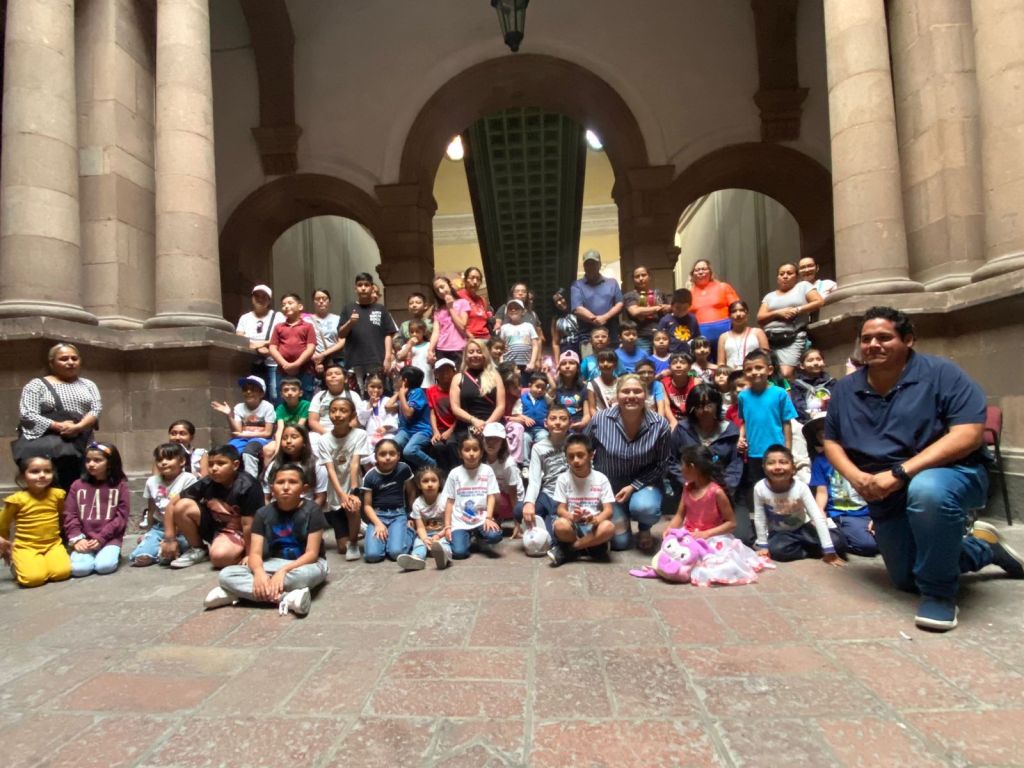 Agentes del Escuadrón de Bienestar Infantil visitan el Museo Palacio Municipal en el marco del Día de la&nbsp;Niñez