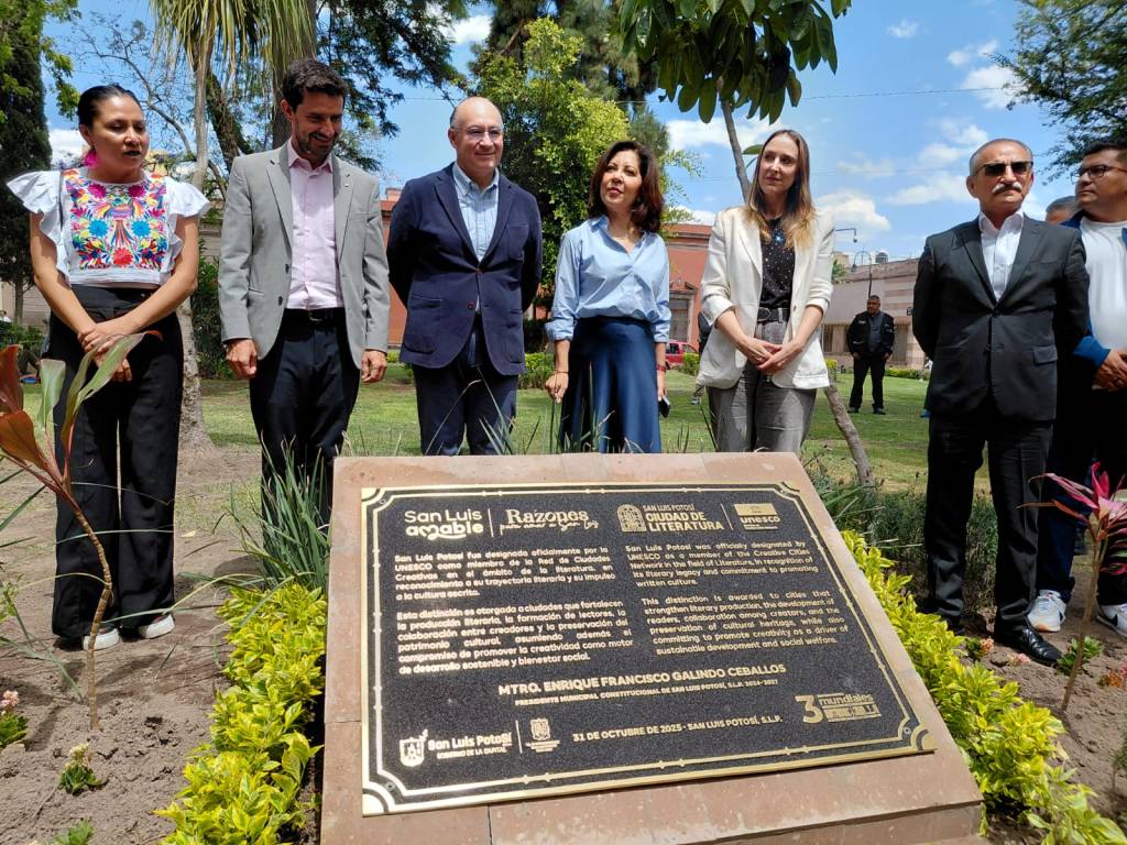 ALCALDE DEVELA LA PLACA COMO CIUDAD CREATIVA DE LA LITERARURA ANTE LA&nbsp;UNESCO