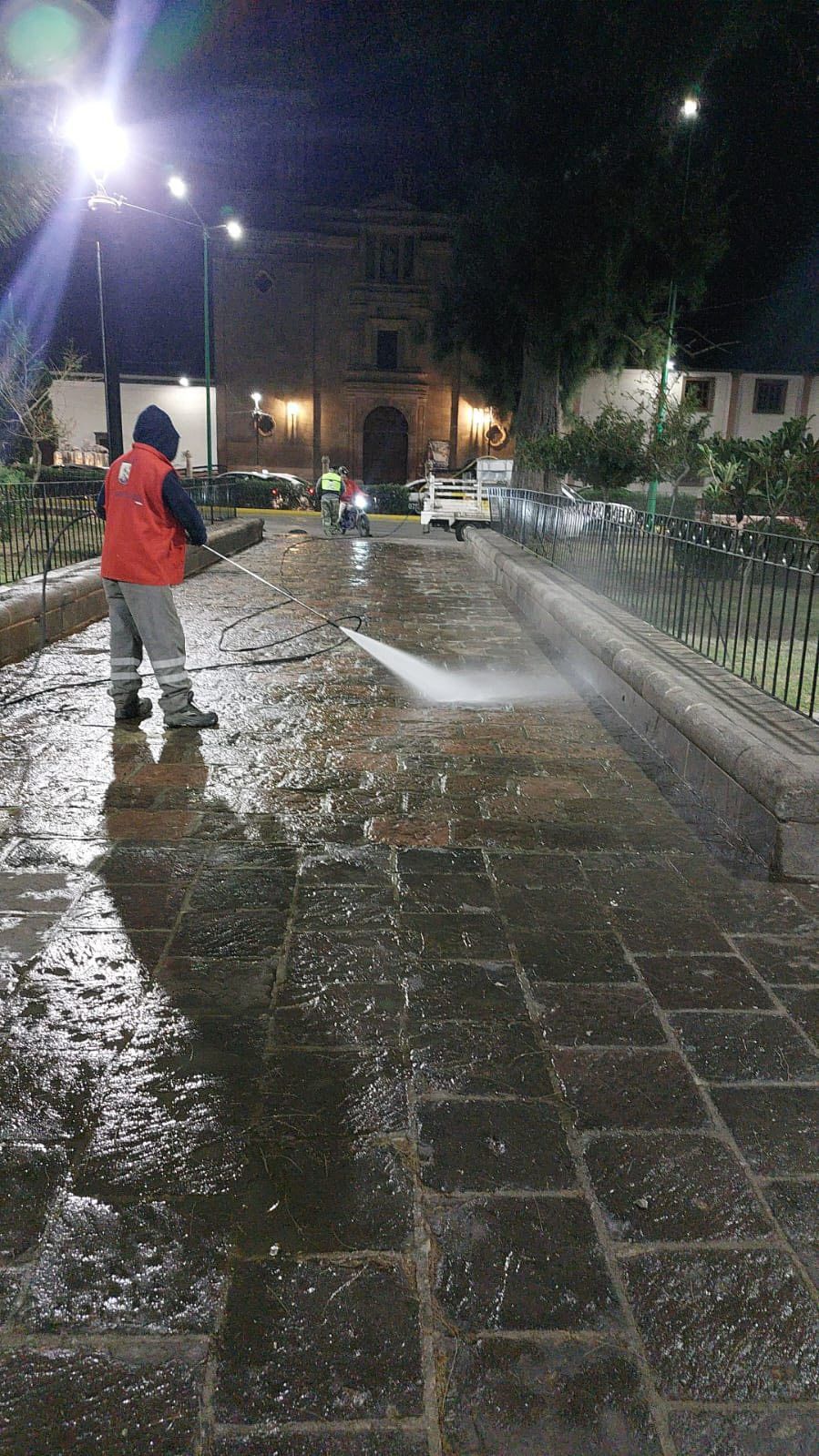 Cuadrillas municipales trabajan día y noche en limpieza urbana y mantenimiento de canchas&nbsp;deportivas