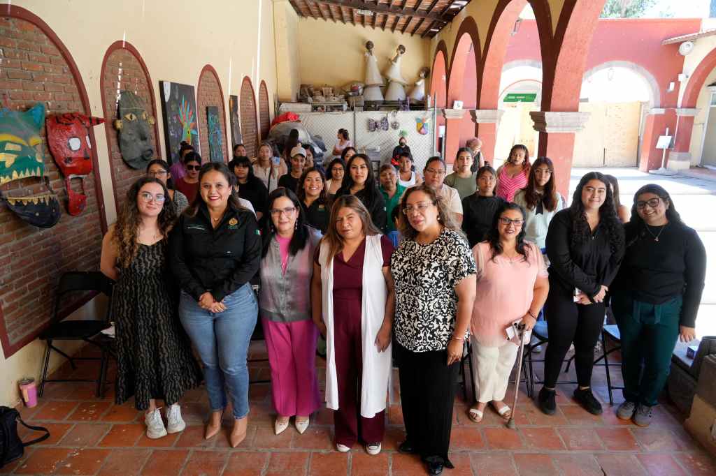 PATY ARADILLAS ENTREGAN KITS DE SALUD&nbsp;MENSTRUAL