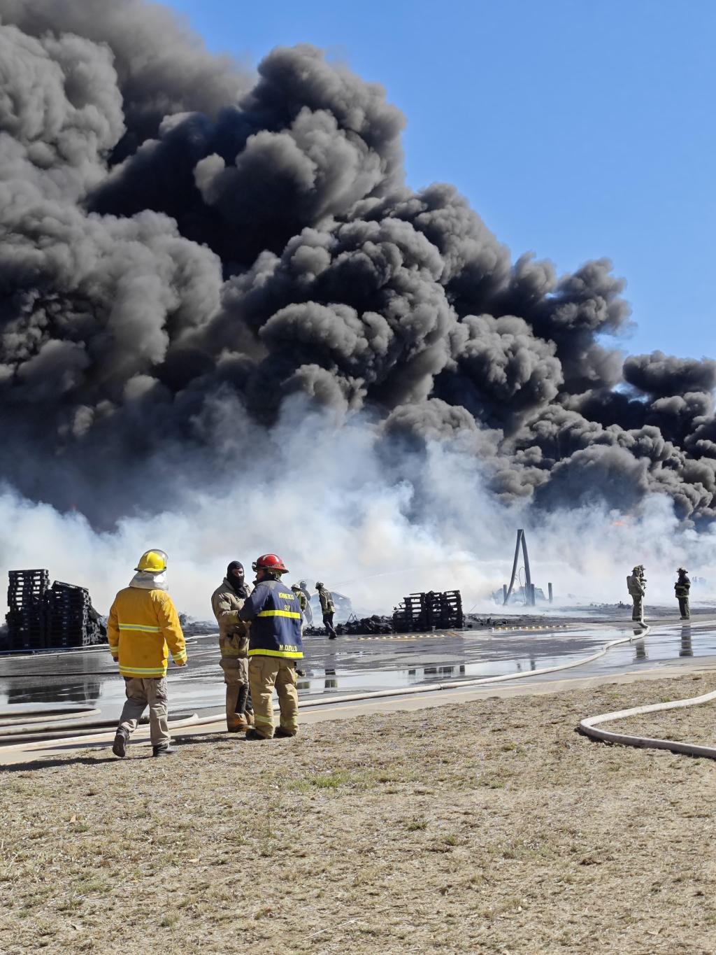 GOBIERNO ESTATAL Y CUERPOS DE RESCATE CONTROLAN INCENDIO EN EJE 132 DE LA ZONA&nbsp;INDUSTRIAL