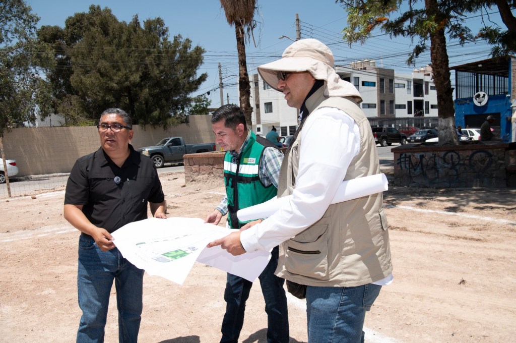 ALCALDE JUAN MANUEL NAVARRO SUPERVISA LA CONSTRUCCIÓN DE NUEVO PARQUE EN LA COLONIA 21 DE&nbsp;MARZO