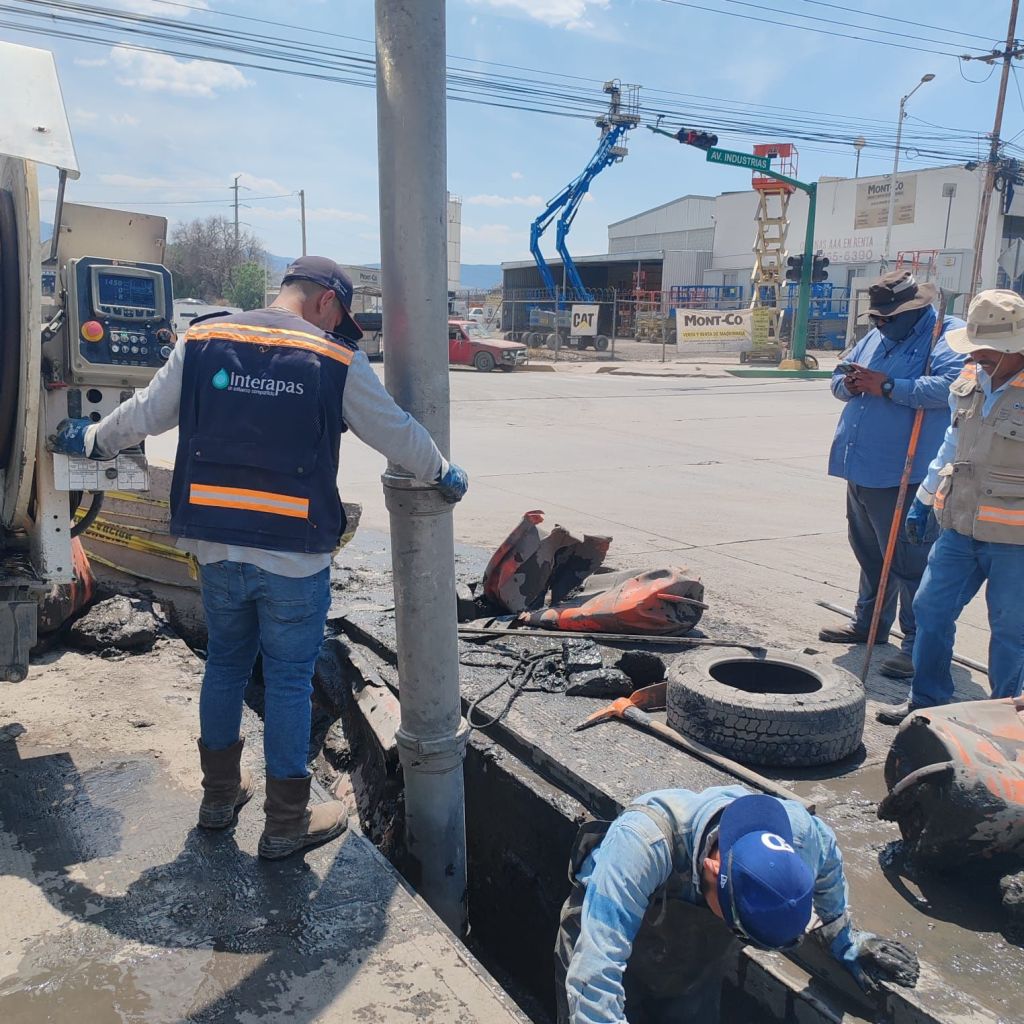 Interapas atiende encharcamiento en Eje 110 e&nbsp;Industrias