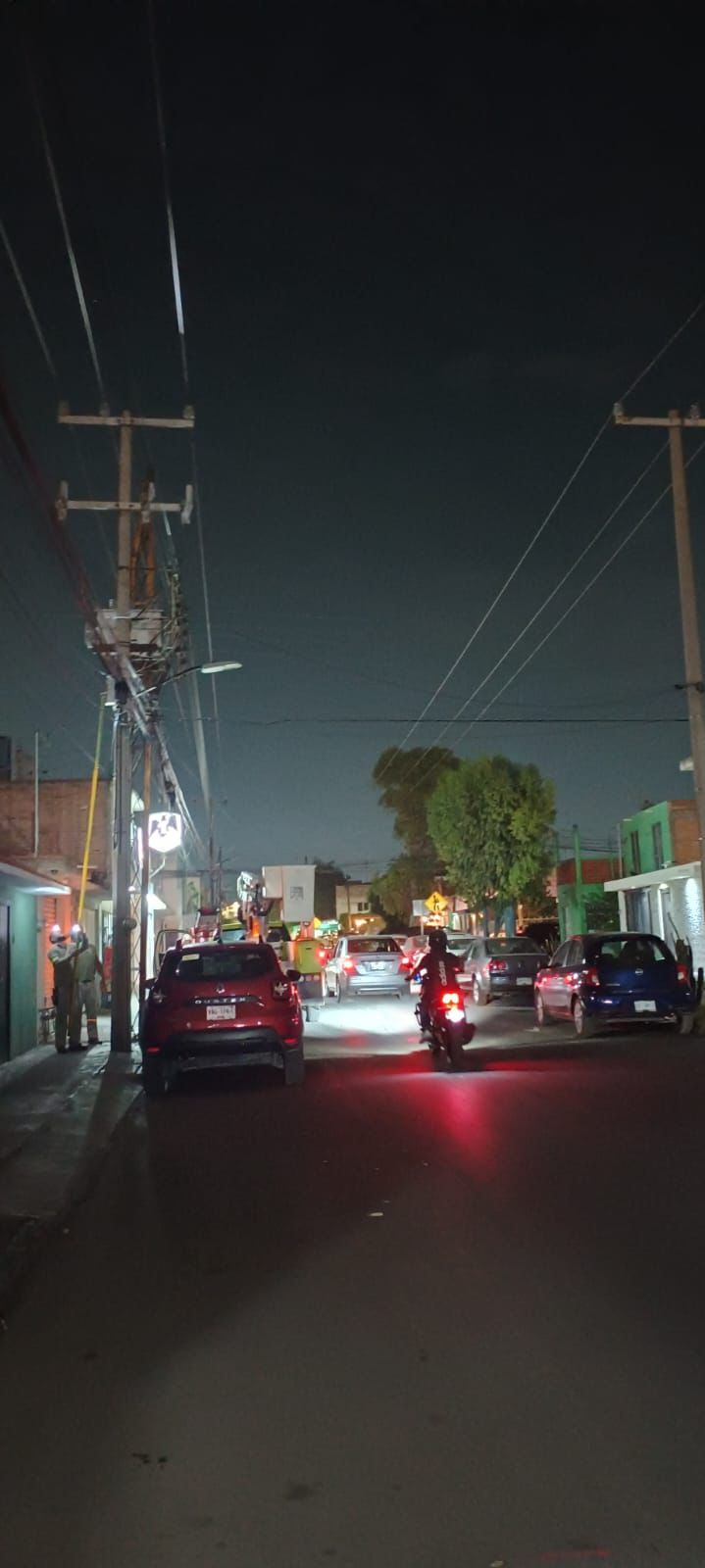 Restablecen alumbrado público en colonias de SLP tras fallas en circuitos y líneas&nbsp;dañadas