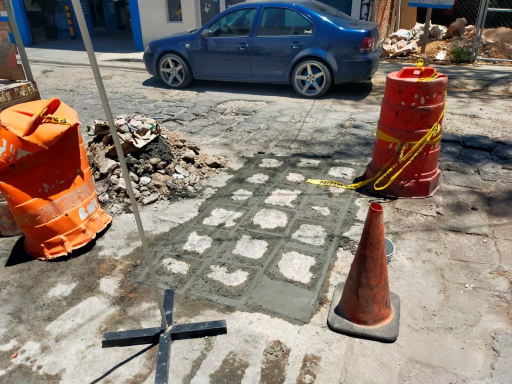 Atienden bacheo con adoquín en Mariano Ávila, colonia&nbsp;Tequisquiapan