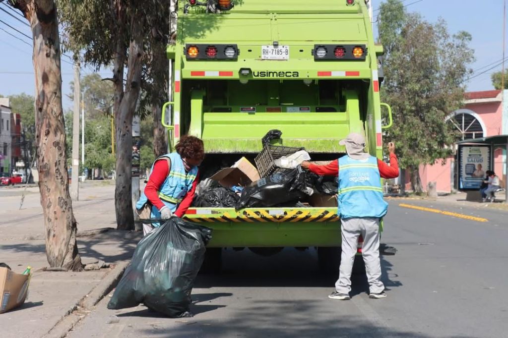 Trabajadores municipales llevan a cabo la limpieza de la Avenida Hernán&nbsp;Cortés