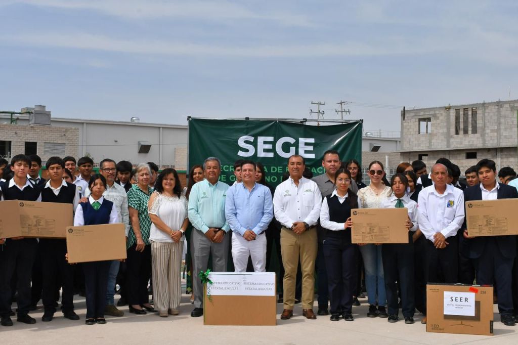 ESTADO LLEVA EQUIPOS DE CÓMPUTO A ESTUDIANTES DE&nbsp;VENADO