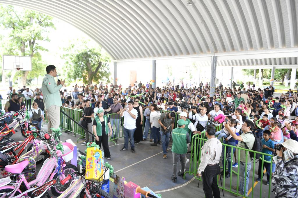 RICARDO GALLARDO FESTEJA A NIÑEZ DE MATEHUALA E INICIA PAVIMENTACIÓN DE&nbsp;AVENIDA
