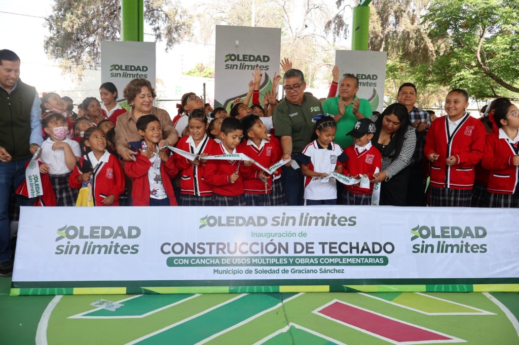 COMUNIDAD ESCOLAR DE COLONIA PAVÓN ESTRENA TECHADO ESCOLAR ENTREGADO POR EL ALCALDE JUAN MANUEL NAVARRO 