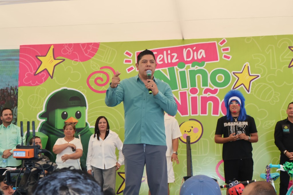 RICARDO GALLARDO Y PATY ARADILLAS FESTEJAN A NIÑOS Y NIÑAS DE LA ZONA&nbsp;URBANA