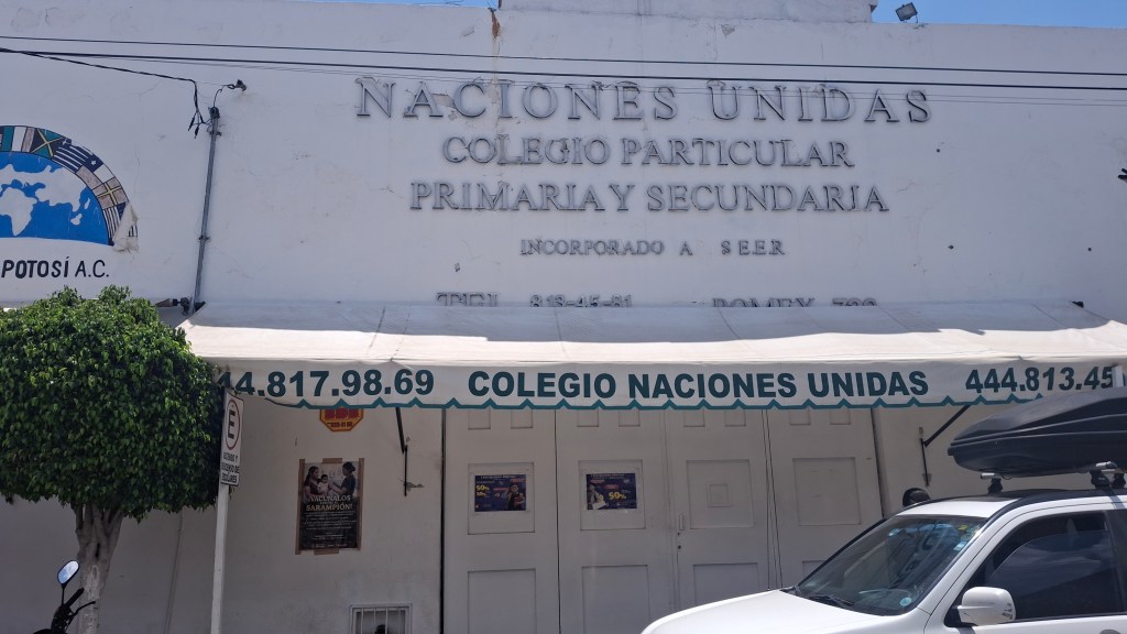 MAESTROS MANTIENEN PARO LABORAL POR FALTA DE PAGO EN EL COLEGIO NACIONES UNIDAS DE LA COL. LAS&nbsp;PIEDRAS