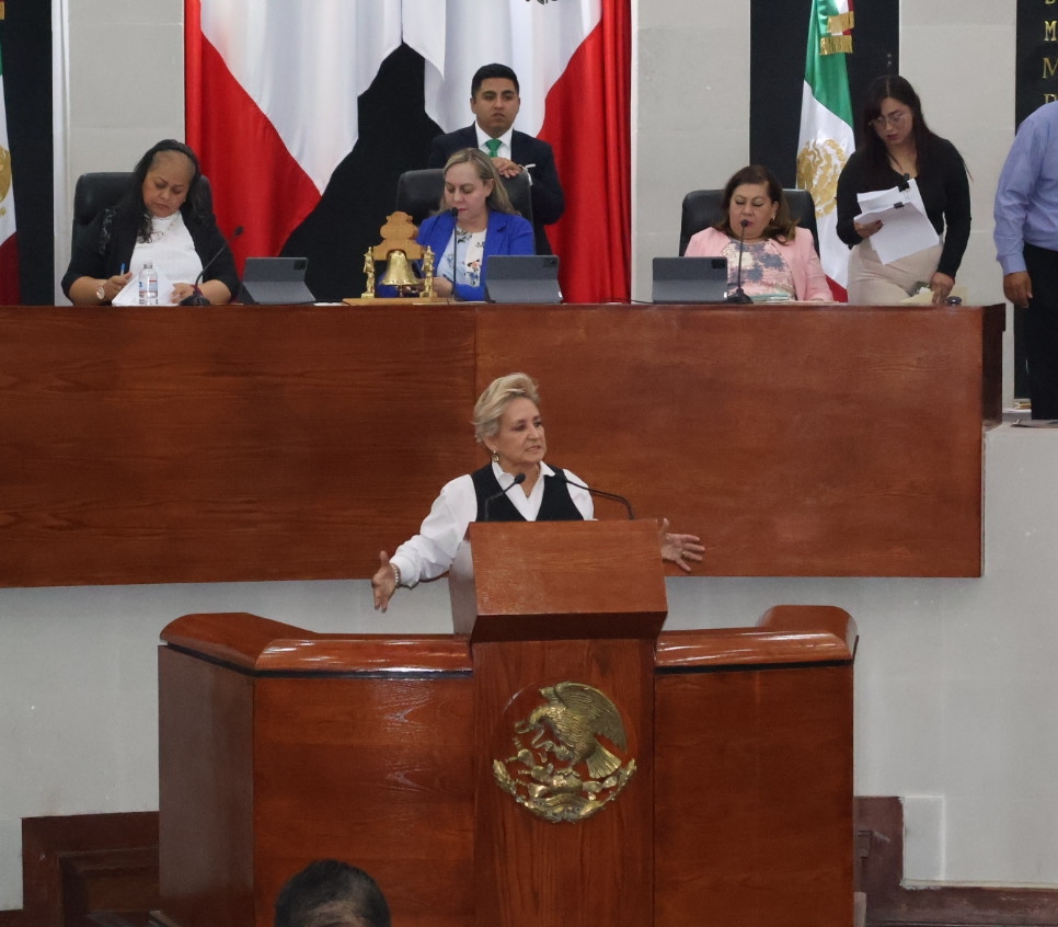 DIPUTADA DEL PRI FRINNE AZUARA DESCALIFICA CONVOCATORIA DE MORENA EN PLAZA DE ARMAS.