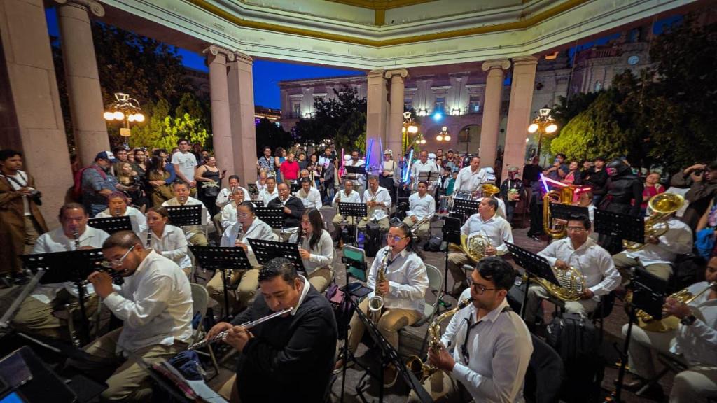 SERENATA ESPECIAL LLENA DE MÚSICA Y VIDA LA PLAZA DE&nbsp;ARMAS