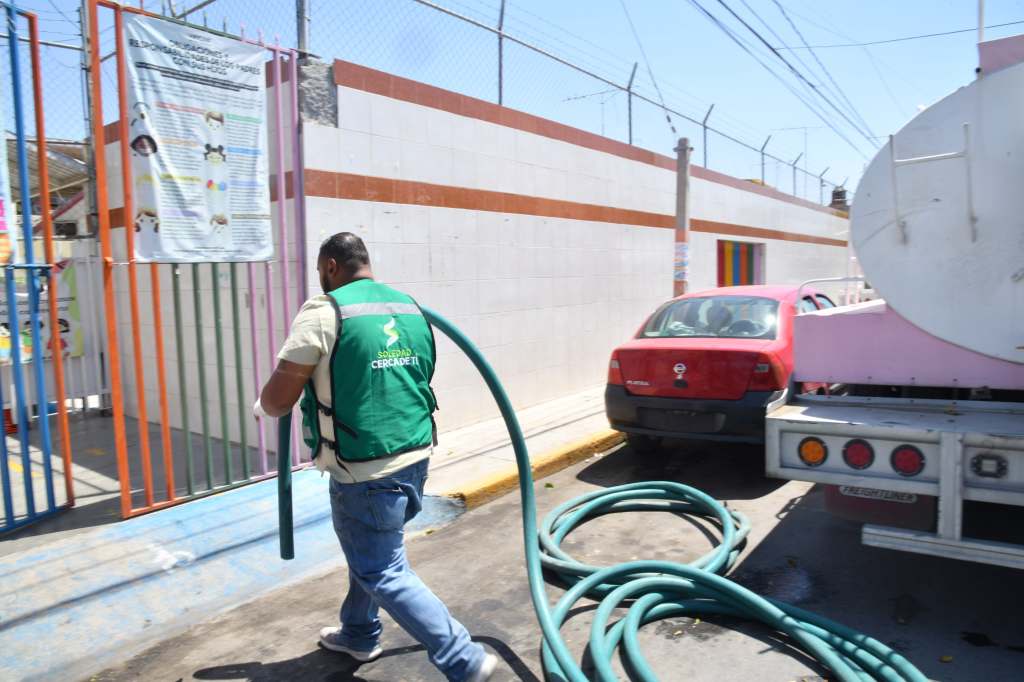 ESCUELAS Y VIVIENDAS DE SOLEDAD, CON APOYO MUNICIPAL DE ABASTO DE AGUA:&nbsp;ALCALDE
