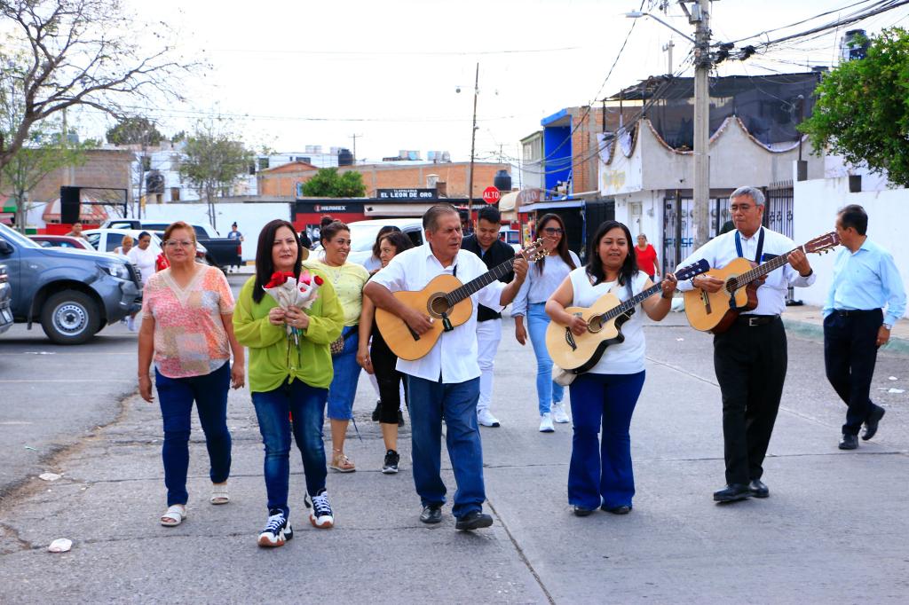 PATY ARADILLAS CELEBRA A LAS MAMÁS DE VILLA DE POZOS CON SERENATAS Y&nbsp;ROSAS