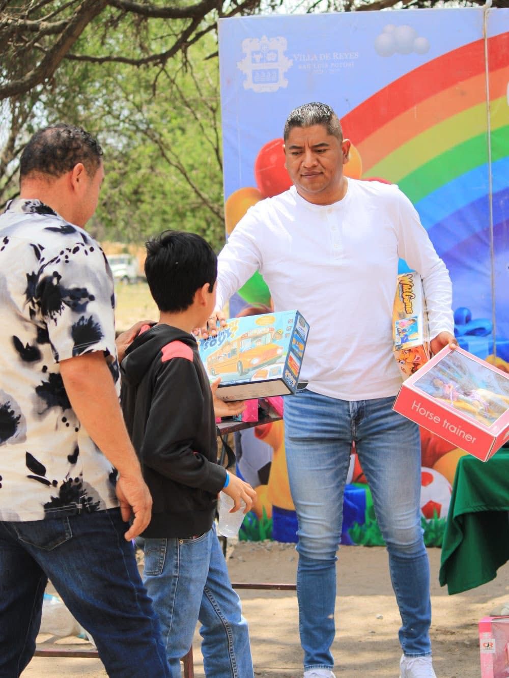 ISMAEL HERNÁNDEZ LLEVA ALEGRÍA Y DIVERSIÓN A COMUNIDADES DE VILLA DE&nbsp;REYES