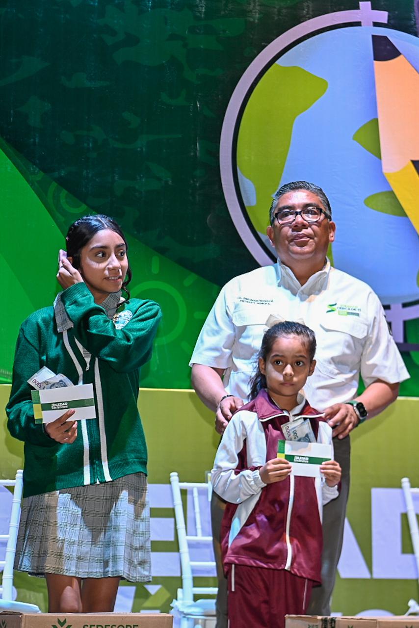JUAN MANUEL NAVARRO ENCABEZA ENTREGA DE ESTÍMULOS ECONÓMICOS A ESTUDIANTES DE ALTO&nbsp;PROMEDIO