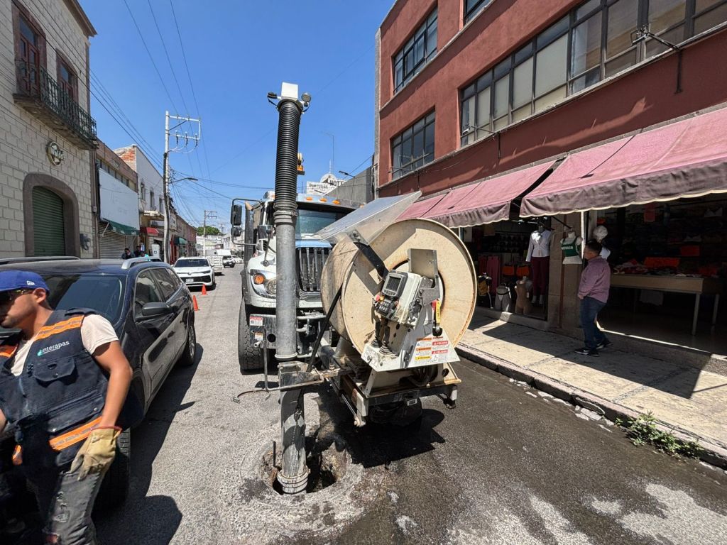 En jornada de limpieza, Interapas retira 120 kilos de basura y grasa en el Centro&nbsp;Histórico