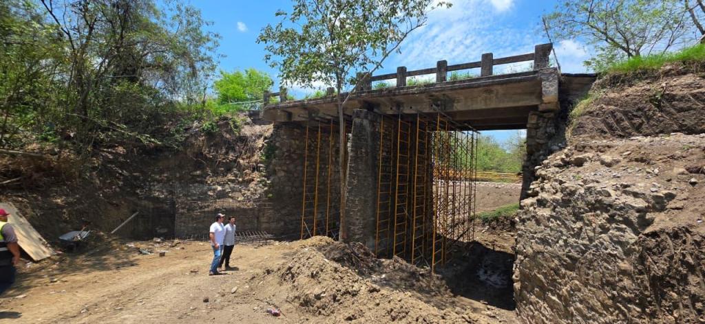 GOBIERNO ESTATAL REPARA PUENTE DE LA SAGRADA&nbsp;FAMILIA
