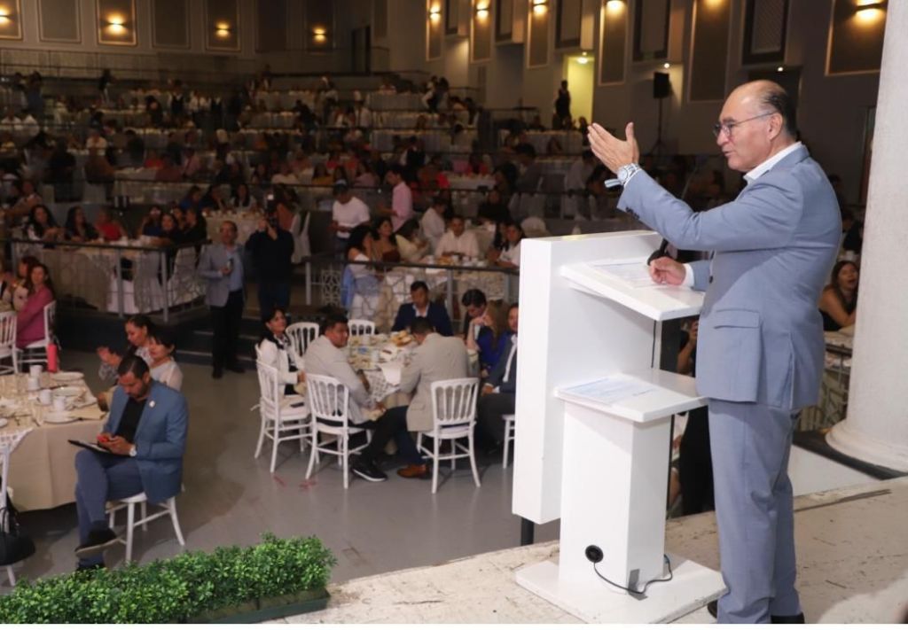 Galindo reconoce y premia a maestros que enseñan, inspiran y encauzan a nuestra&nbsp;niñez
