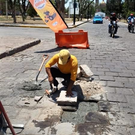 Gobierno de la Capital intensifica bacheo emergente y rehabilitación de adoquín en vialidades de alta circulación