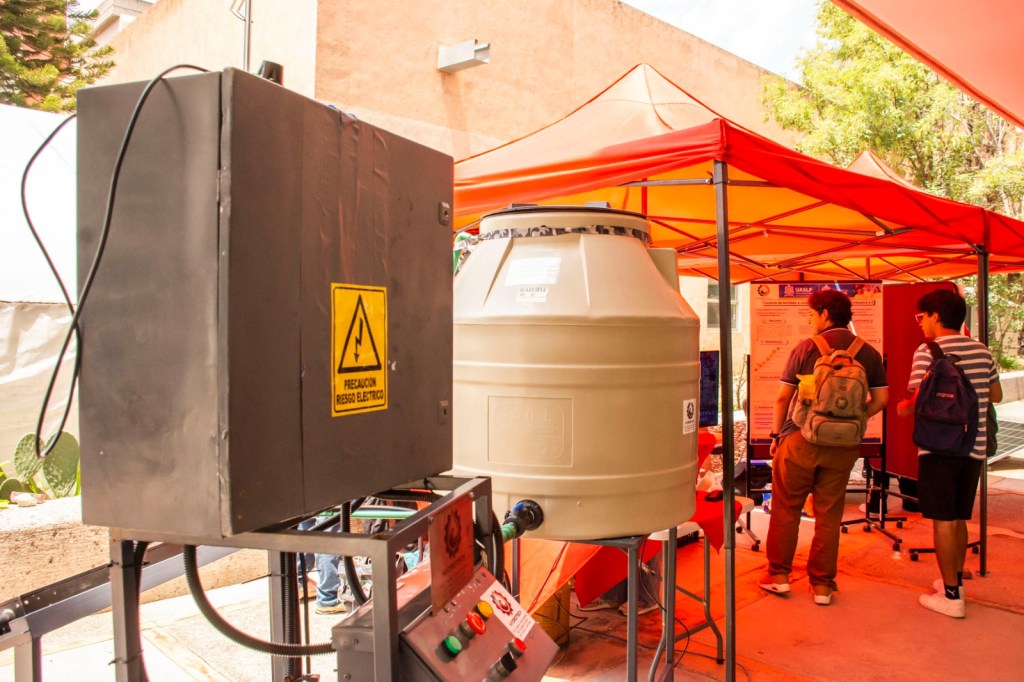 Estudiantes de Facultad de Ingeniería UASLP desarrollan sistema inteligente de calentamiento solar con aplicación industrial