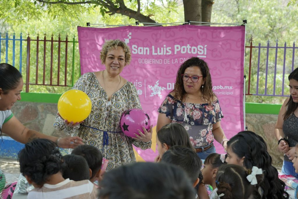 DIF Municipal lleva alegría a niñas y niños de comunidades de SLP con entrega de juguetes